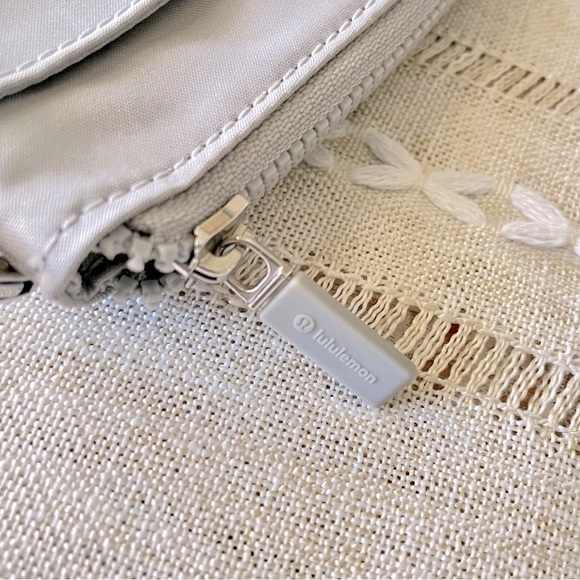 🩶Lululemon Silver Drop Clippable Card Pouch🩶 - Picture 11 of 13